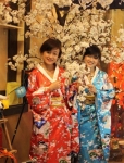Hiền (bên trái) mặc trang phục kimono Nhật Bản tại nhà hàng sushi.