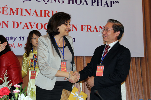 Luật sư Nguyễn Văn Chiến, Phó chủ nhiệm Đoàn Luật sư TP Hà Nội tặng quà lưu niệm cho bà Christiane Feral Schuhl