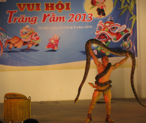 Màn trình diễn cúa nghệ sĩ Cao Xuân Hiền với tiết mục Thạch Sanh đánh Sơn Tinh rất ấn tượng