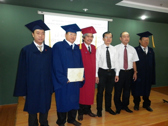 Ông Chương (bìa phải) và các giảng viên trong buổi lễ nhận bằng tốt nghiệp