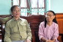 Cụ bà 88 tuổi Nguyễn Thị Chốc và thương binh 1/4 Đào Trung Mô có hơn chục năm phải đến tòa với tư cách bị đơn vì một căn cứ trái luật. Ảnh D.Th.Tùng