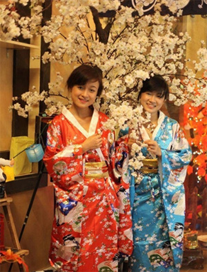 Hiền (bên trái) mặc trang phục kimono Nhật Bản tại nhà hàng sushi.