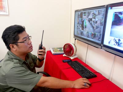 Điều hành lực lượng tuần tra qua màn hình quan sát đặt tại trụ sở Công an phường 13 quận 3.