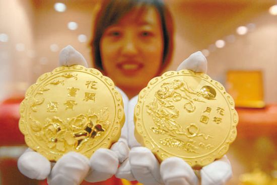 Bánh trung thu vàng được một số ngân hàng và các cửa hàng vàng ở Trung Quốc bán vào dịp Tết Trung thu