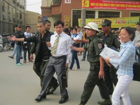 LS Nguyễn Hồng Bách bị bảo vệ ĐH Công nghiệp Hà Nội "xua đuổi" ra khỏi trường