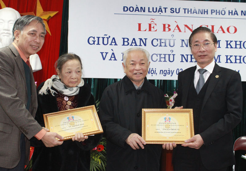 Ban chủ nhiệm khóa IX gửi lời tri ân, tặng quà lưu niệm và bảng danh dự cho luật sư Nguyễn Trọng Tỵ và luật sư Vũ Thị Kim Sinh trong Ban chủ nhiệm khóa VIII.