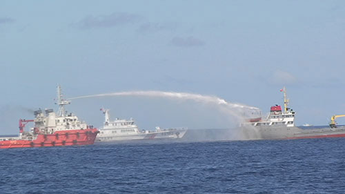 Tàu Trung Quốc dùng vòi rồng công suất lớn ngang ngược phun vào tàu Việt Nam. Ảnh: Bộ Ngoại giao cung cấp .